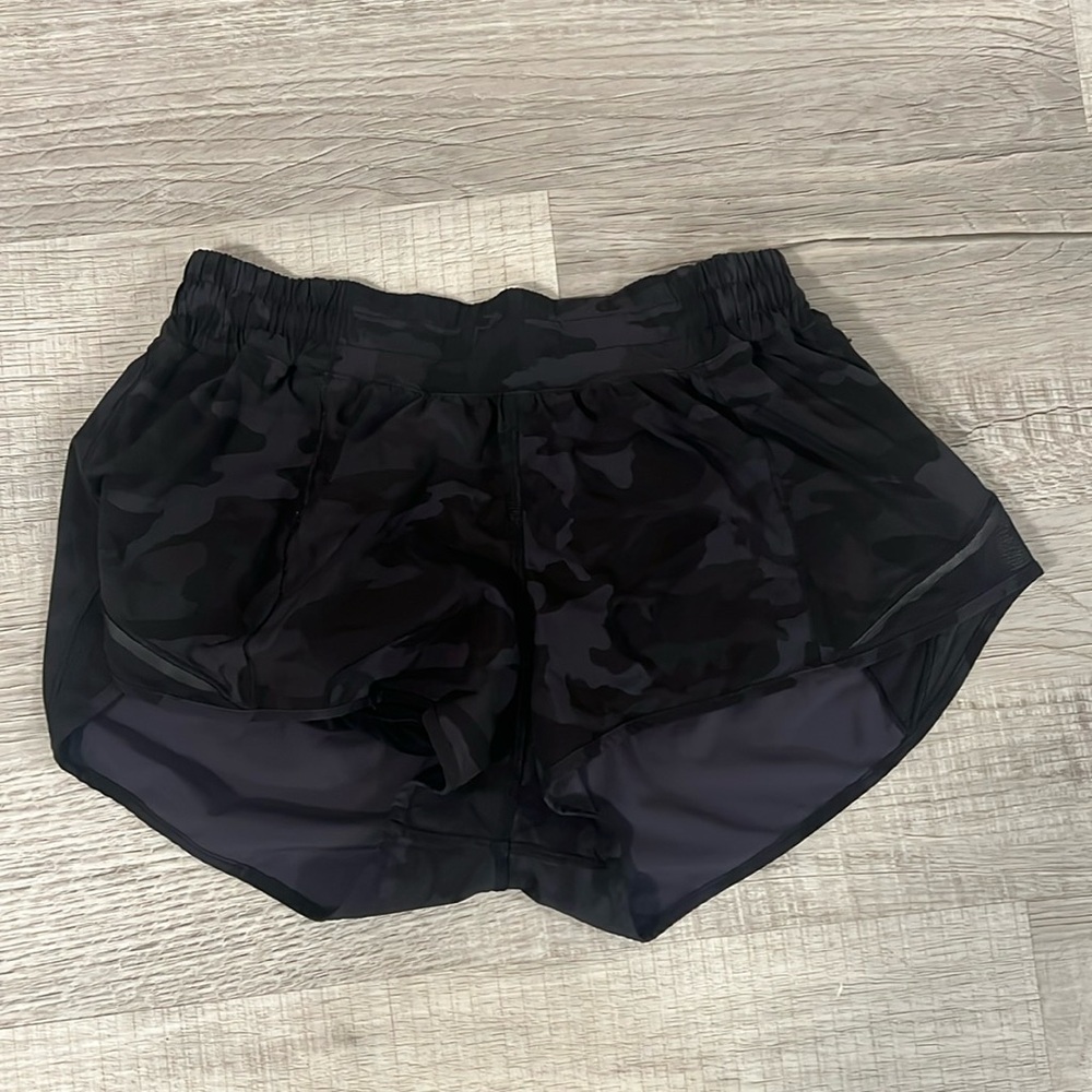 Size 4 camo hotty hot shorts 2 inch lululemon